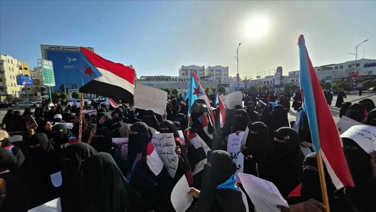 عدن : تظاهرة نسوية حاشدة في عدن تطالب بتحسين الخدمات ووقف التدهور المعيشي وارتفاع الأسعار